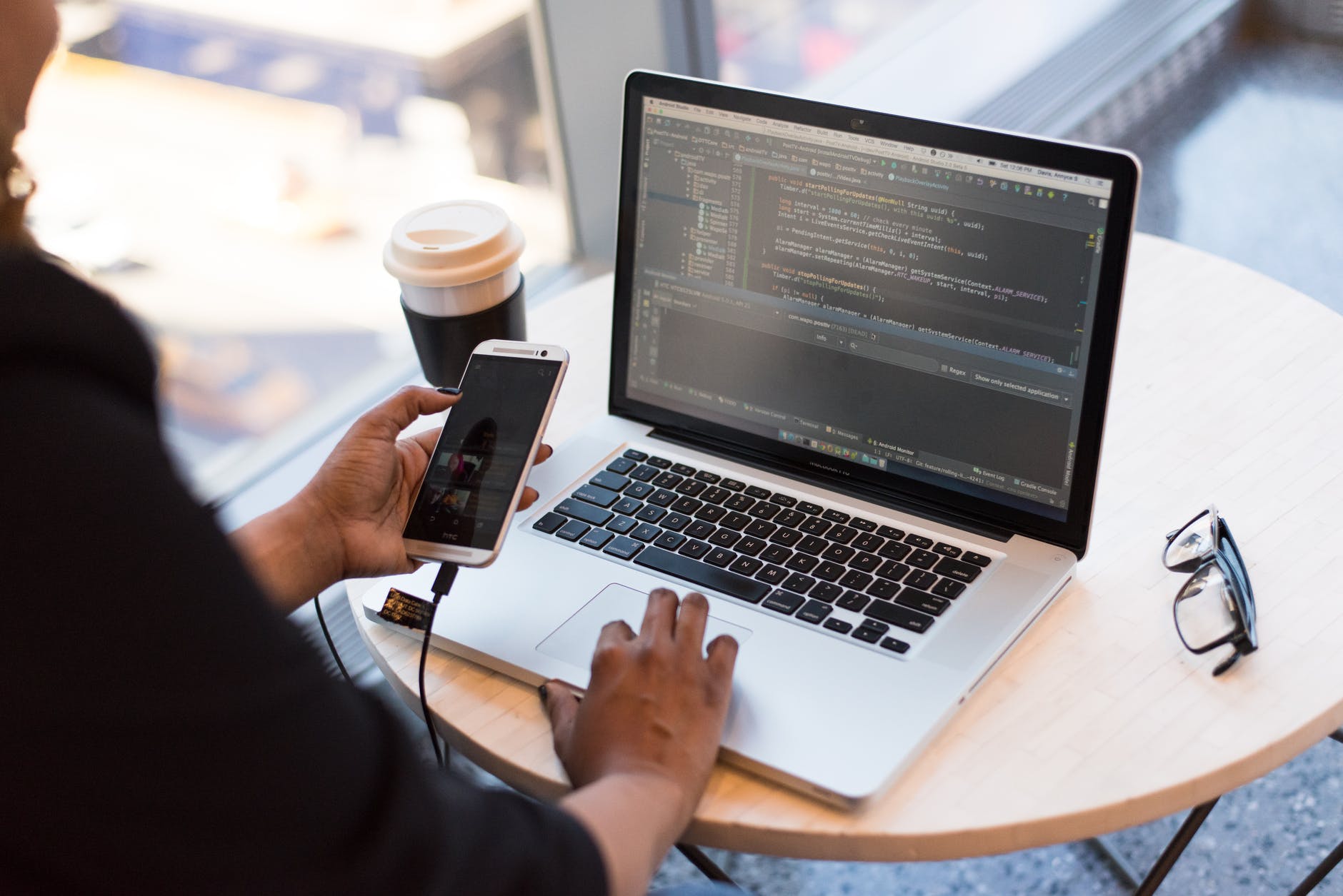 téléphone ordinateur logiciel de maintenance préventive